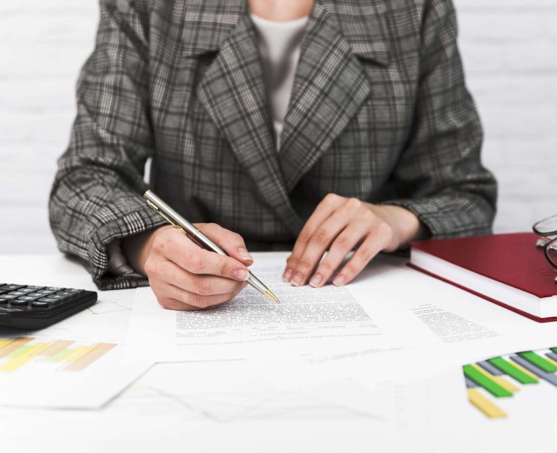 business-woman-working-office-desktop